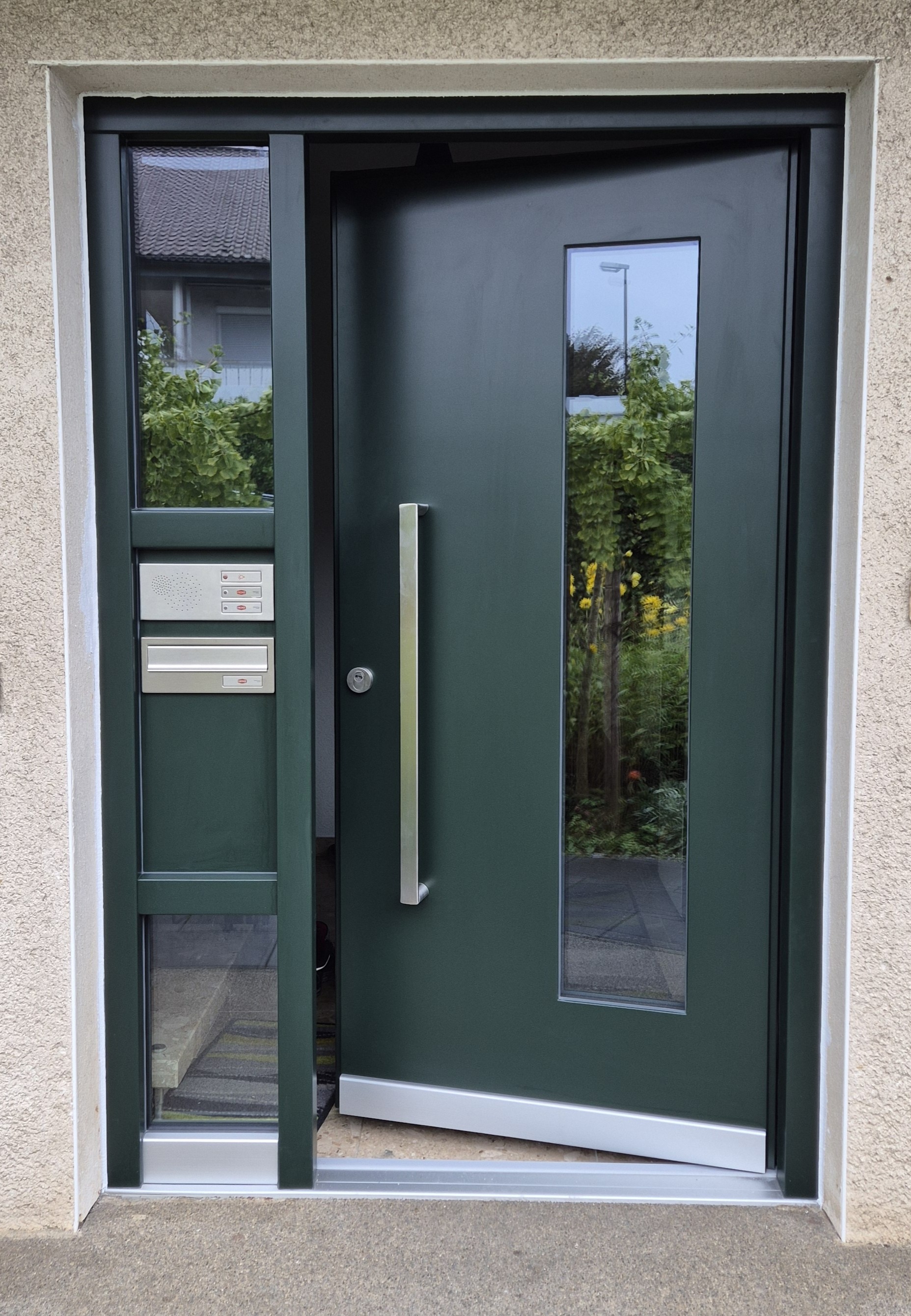 Haustüre mit Briefkasten, Geteilte-Fenster, Schloss und Rahmen