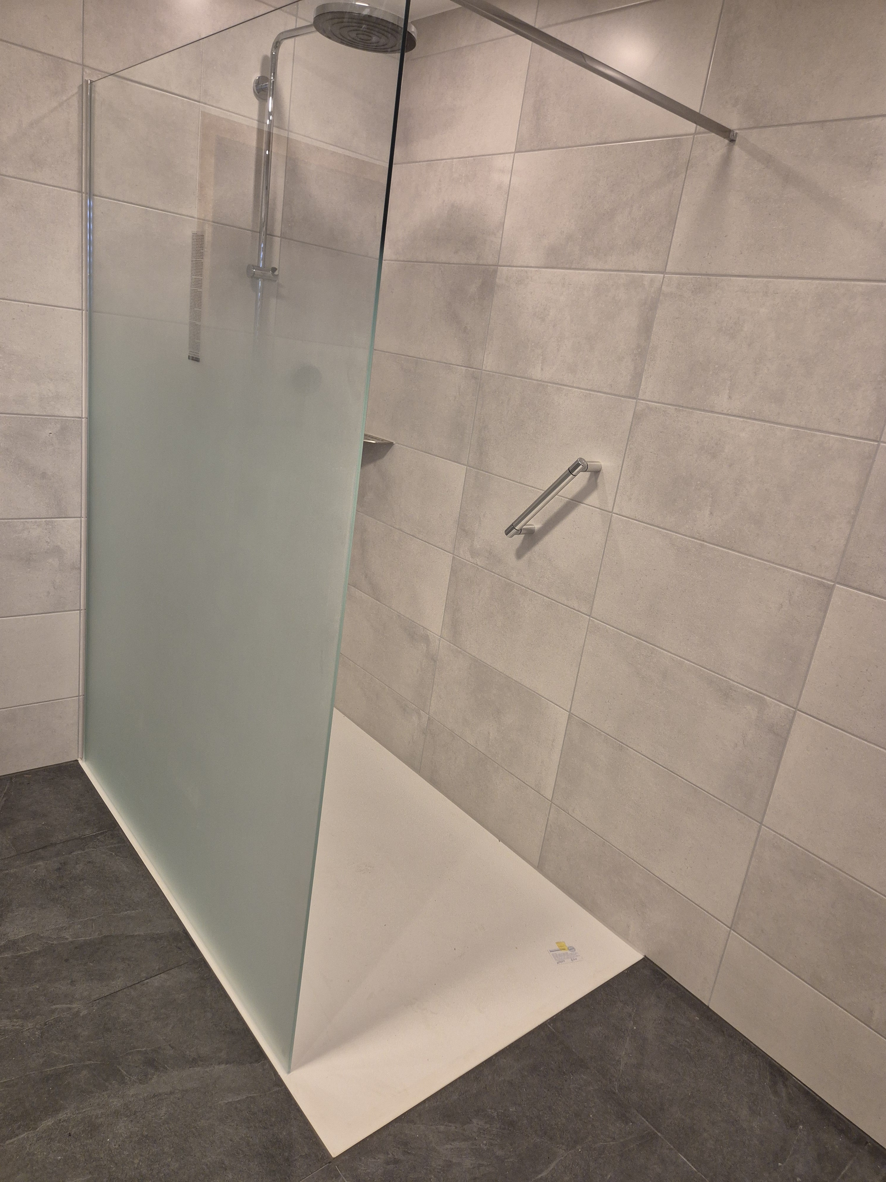 Bad Dusche mit Licht und Fliessen