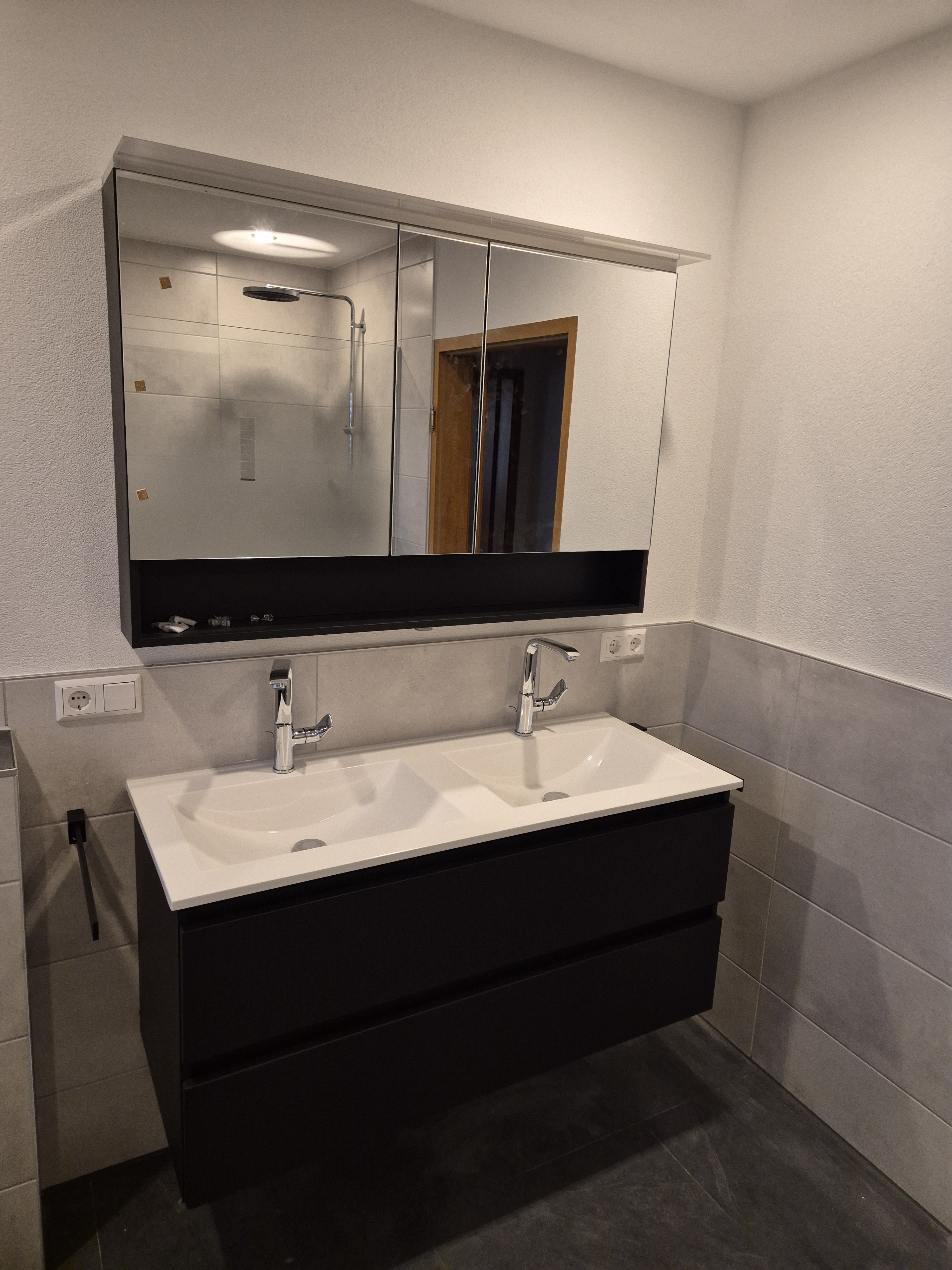 Waschtisch für 2 und Spiegel mit Ablage